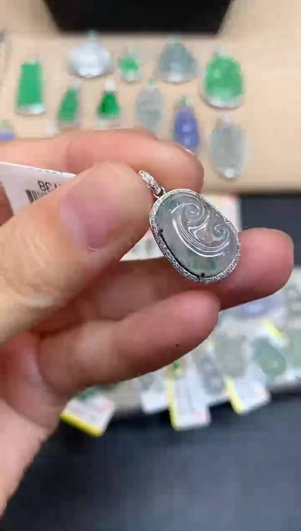 颈饰18K金镶嵌翡翠如意【无服务费