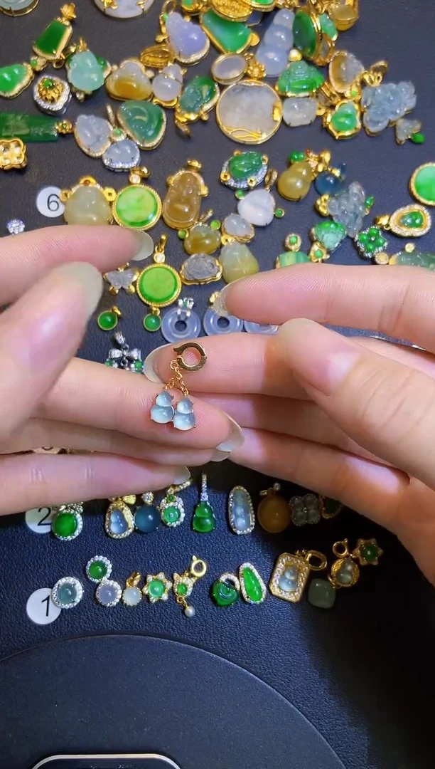 吊坠(不含链)18K金镶嵌翡翠1