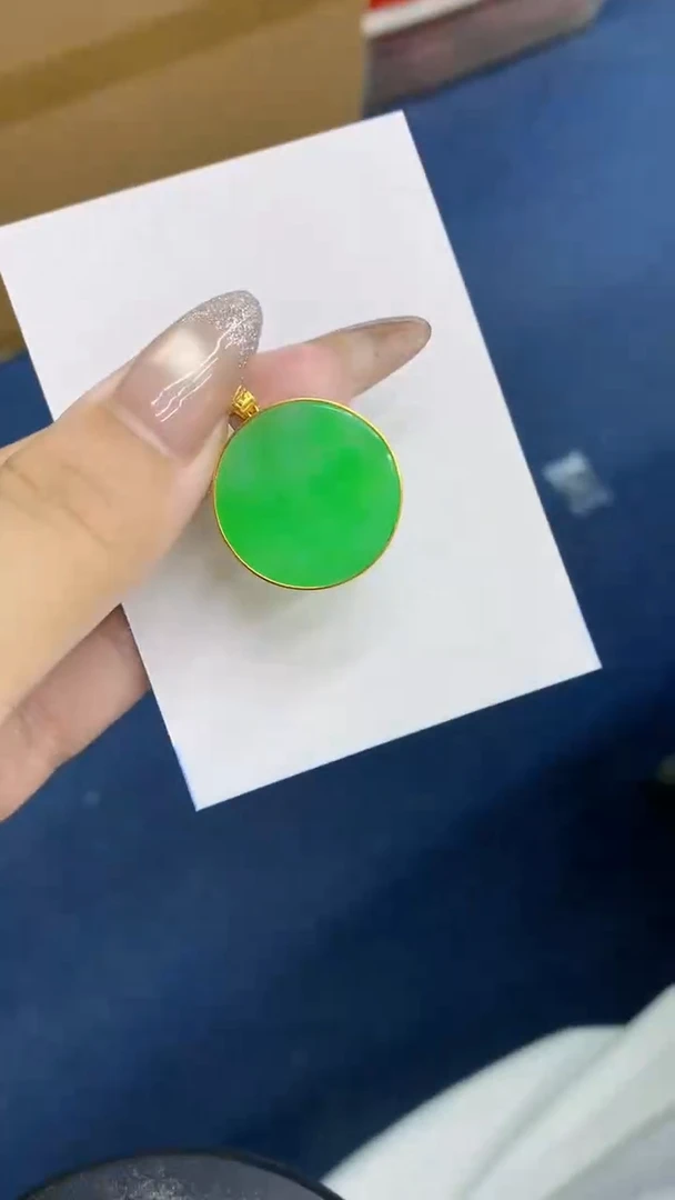 颈饰18K金镶嵌翡翠范*小1