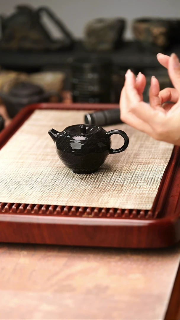 归玉堂冰碛岩重工雕刻蛮石壶150cc