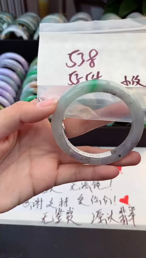 未镶嵌定制翡翠毛货需精细抛光+多人