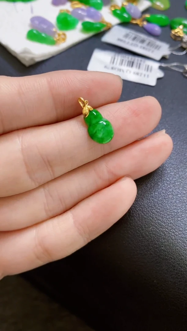 颈饰18K金镶嵌翡翠葫芦