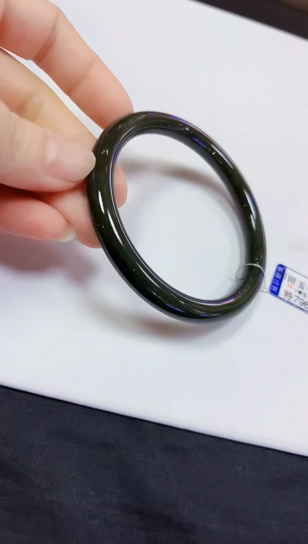 颈饰未镶嵌和田玉62手镯