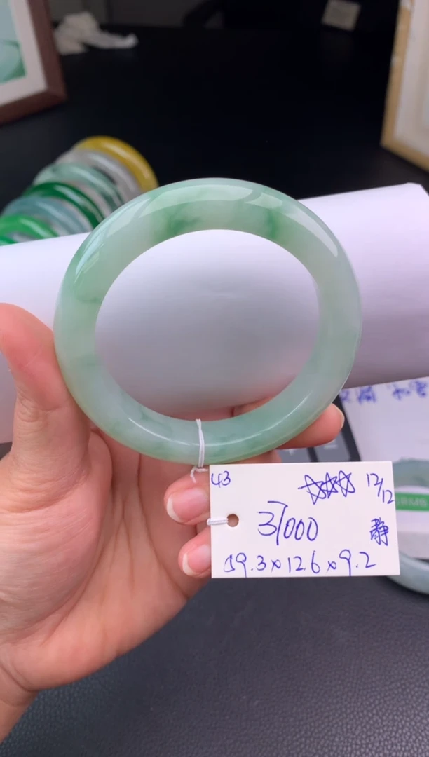 未镶嵌手镯翡翠连假一赔三 手镯订金
