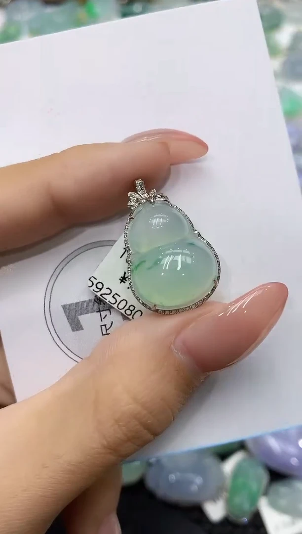 颈饰18K金镶嵌翡翠111111111111