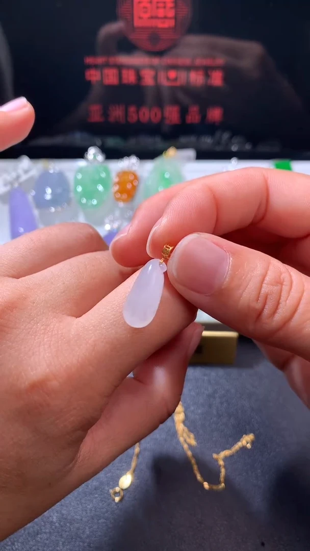 颈饰18K金镶嵌翡翠