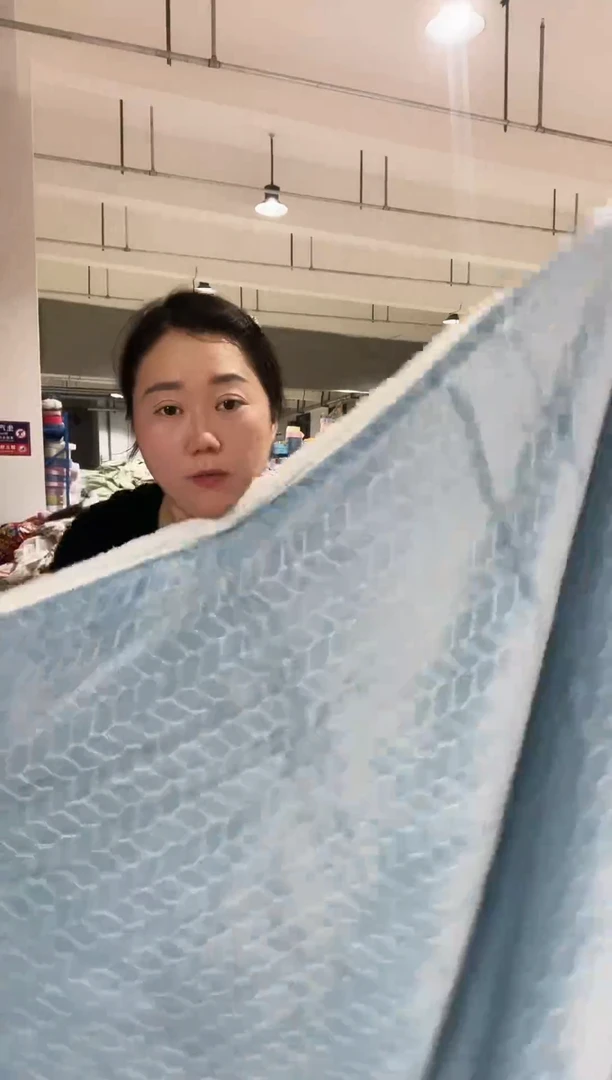 混纺主播手上展示的产品
