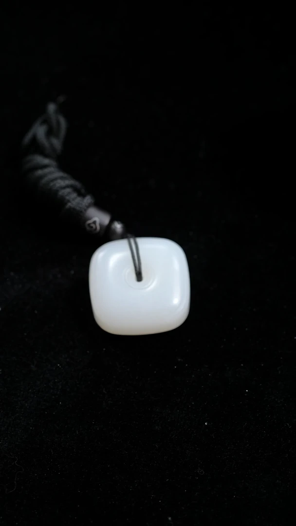 吊坠(赠链)未镶嵌和田玉和田玉吊坠