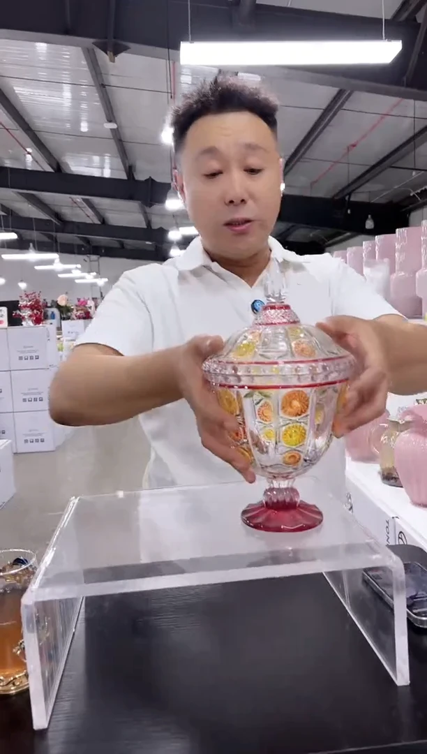 糖果罐一个带盖子