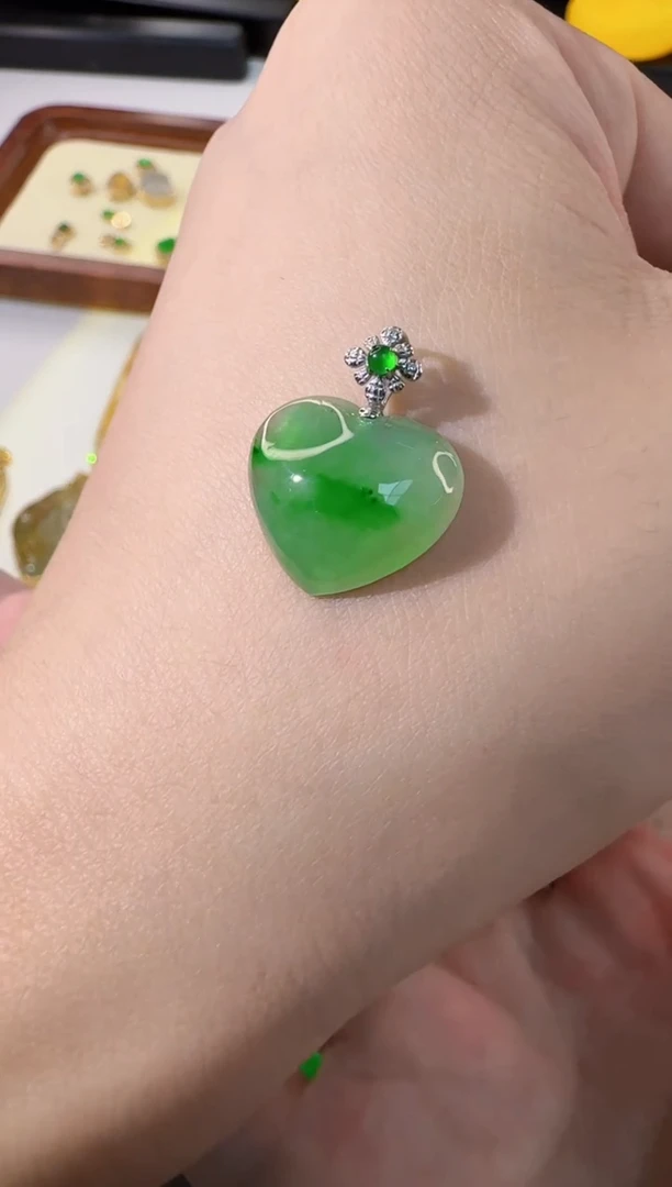 颈饰18K金镶嵌翡翠缅甸A货翡翠