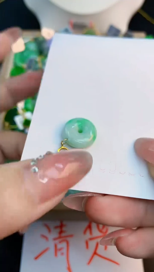 翡翠未镶嵌颈饰1