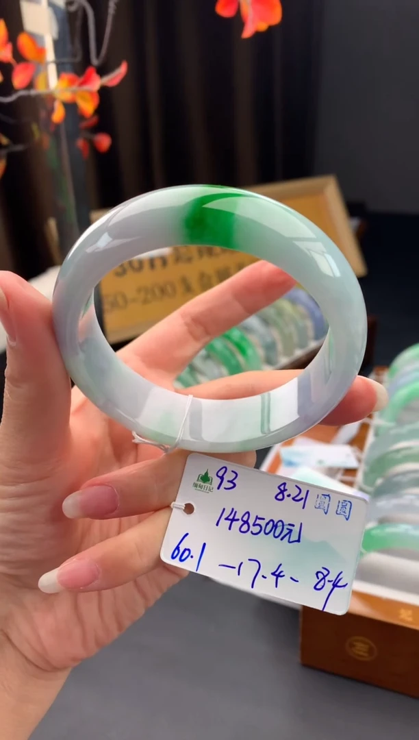 未镶嵌手镯翡翠自带#送人#，联系客服核对地址~