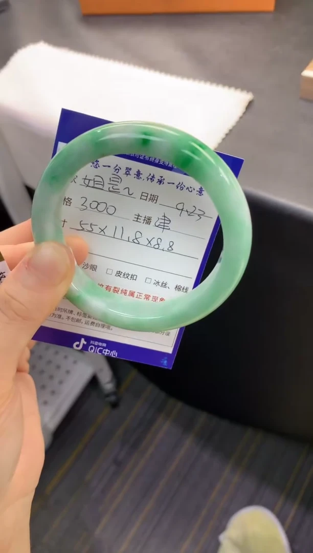 未镶嵌手镯翡翠姐***人退货需手镯吊牌标签完好
