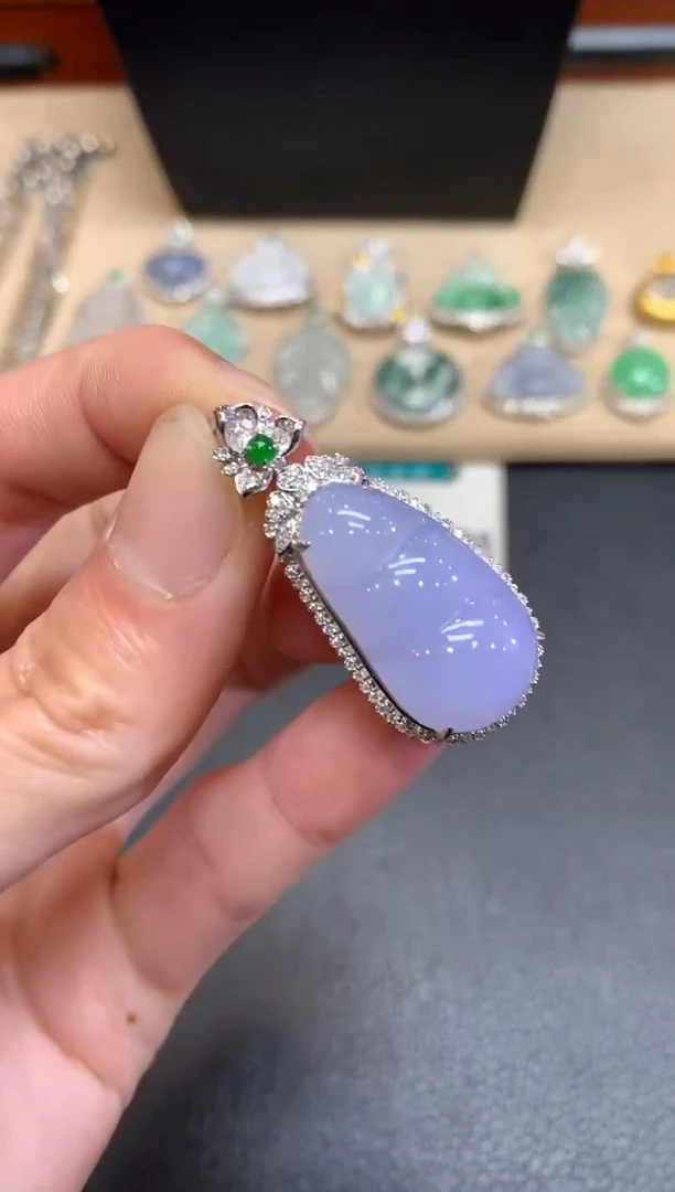 【闪购商品】翡翠颈饰18K金镶嵌福豆【无服务费】