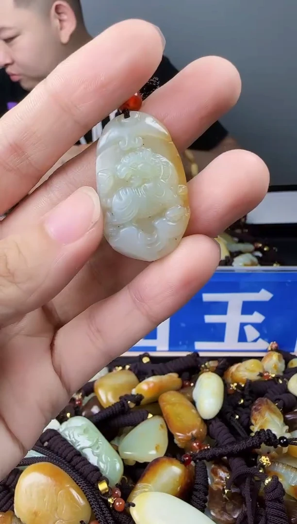 和田玉未镶嵌颈饰1
