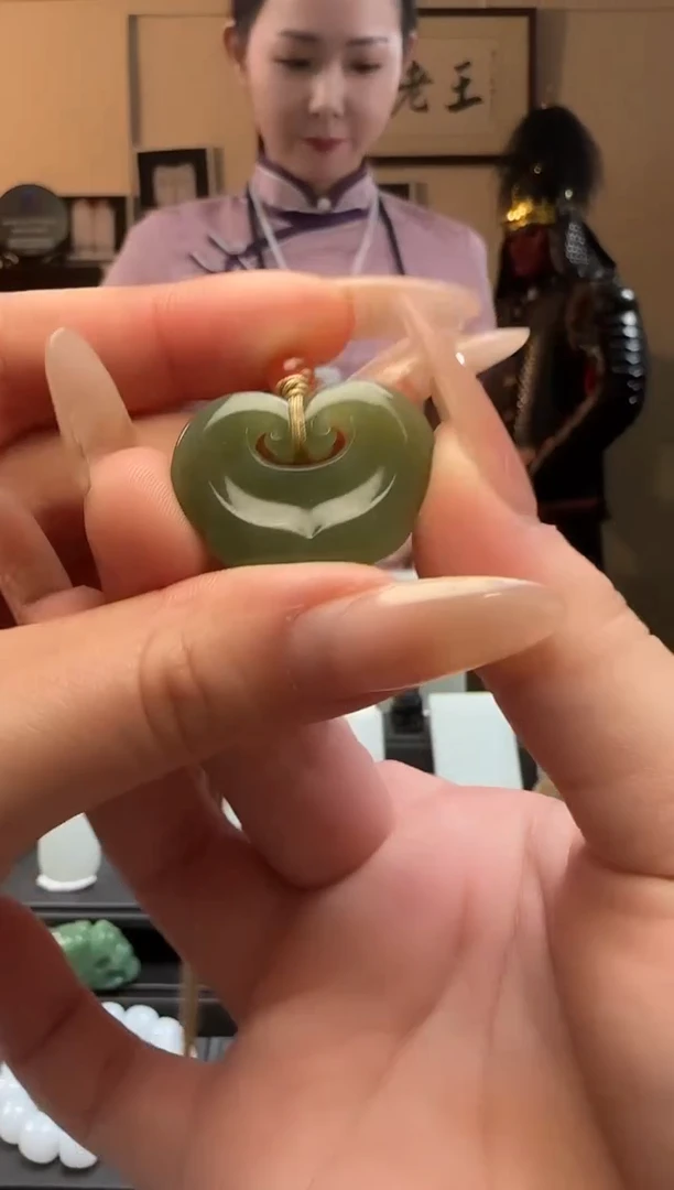 【闪购商品】和田玉青黄口如意锁未镶嵌吊坠