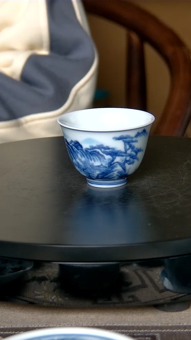 景德镇青花山水小客杯