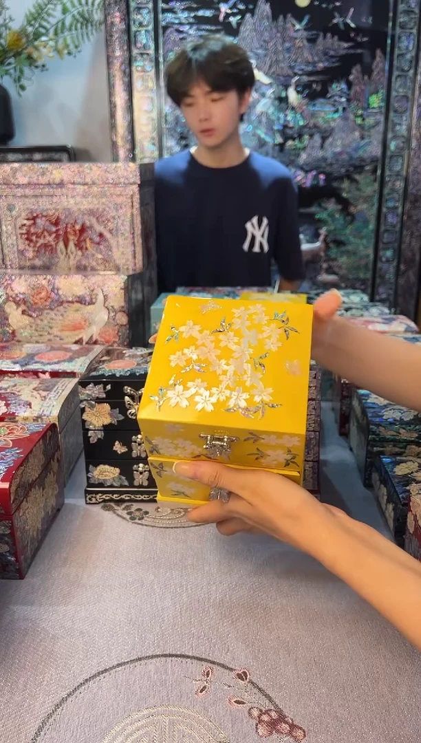绒布底·弘贝雅螺钿漆器文化馆