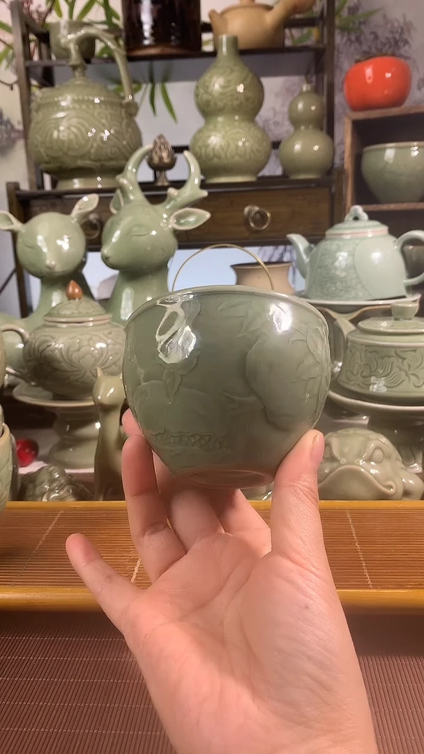 耀州窑浮雕干刻石榴纹主人杯礼盒一只