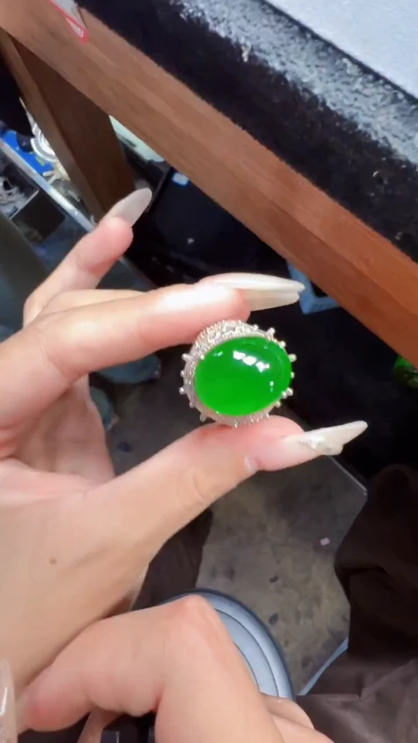 未镶嵌定制翡翠翡翠A货有轻微色差属于正常现象,蛋面多样性发货1