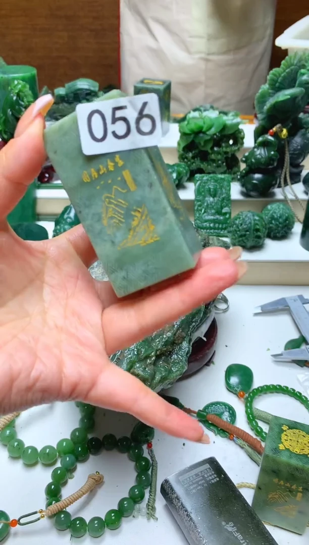 未镶嵌和田玉摆件微瑕