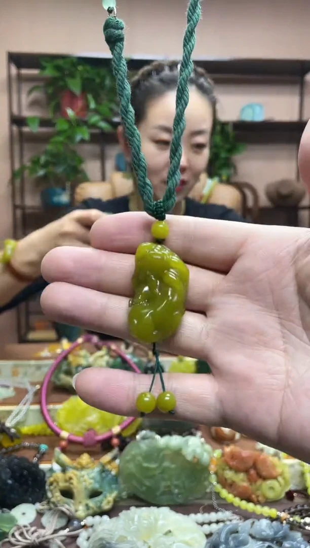 未镶嵌岫玉颈饰多样性发货发其中之一