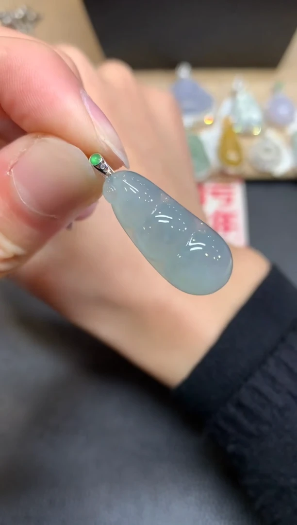 【闪购商品】翡翠颈饰18K金镶嵌福豆【无服务费】