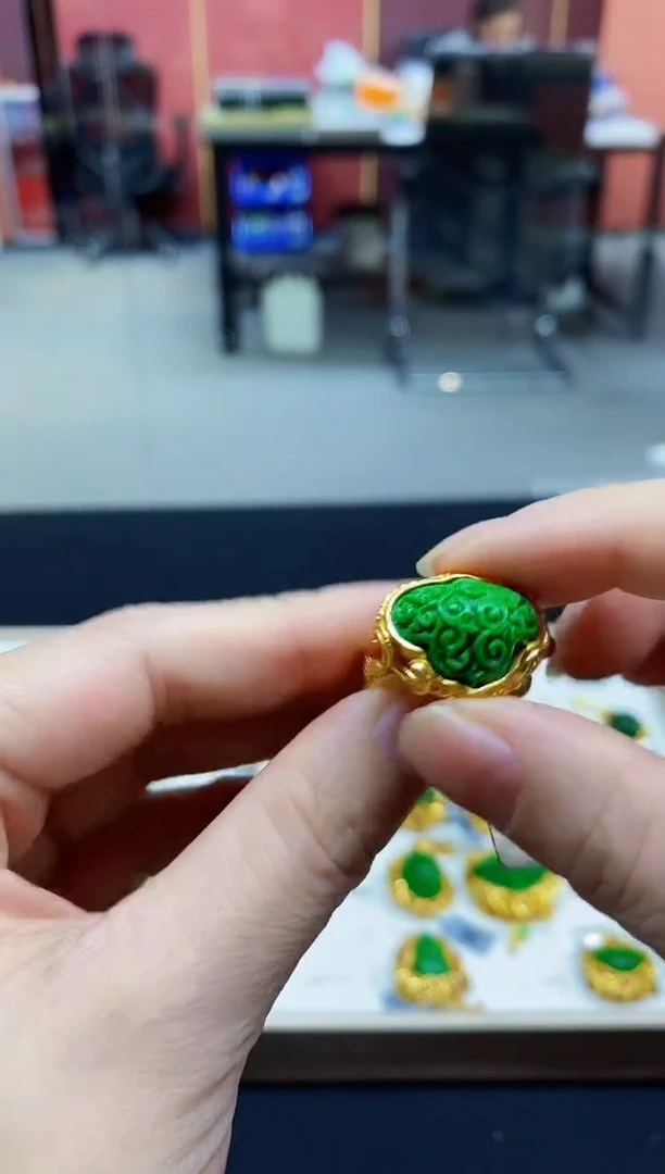 颈饰未镶嵌翡翠戒指-65