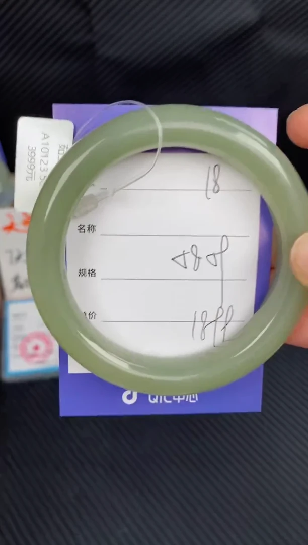 和田玉手镯未镶嵌微色差18