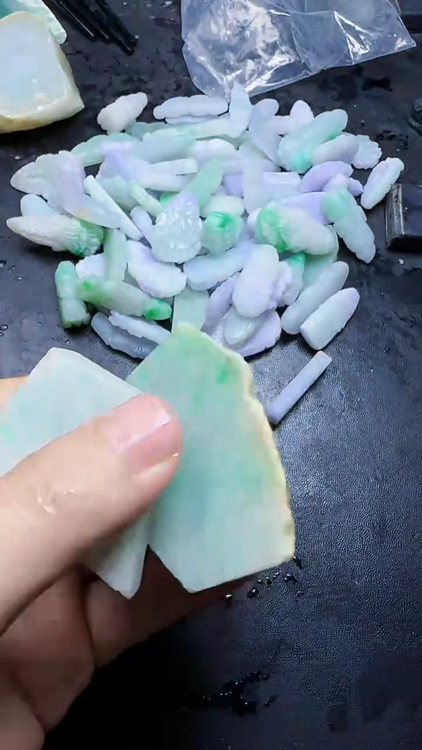 翡翠挂件未镶嵌翡翠095