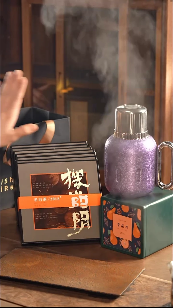 2018年老白茶寿眉茶饼7饼雪梨2罐器钛机械壶紫1个