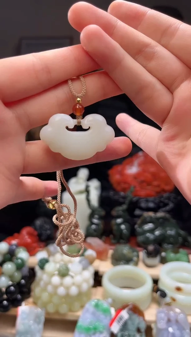 颈饰未镶嵌和田玉吊坠