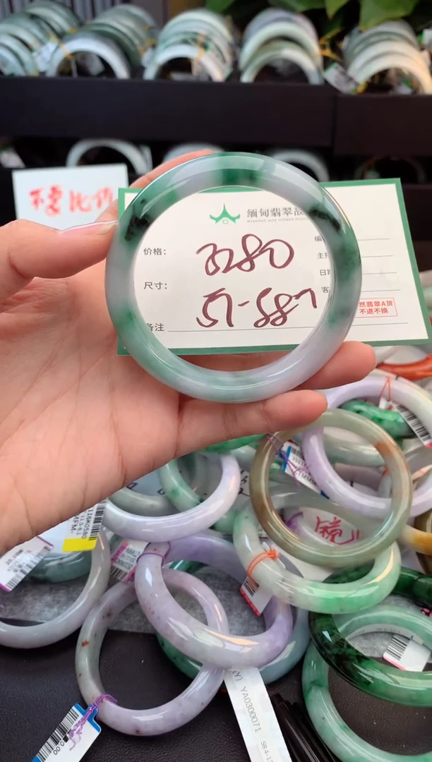 未镶嵌定制翡翠毛货需精细抛光+多人