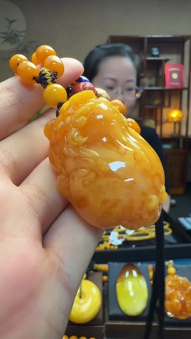 蜜蜡吊坠(赠链)未镶嵌天然保真蜜蜡貔貅套装