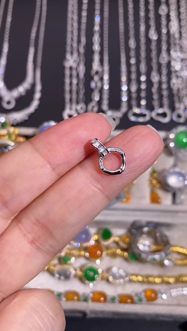 颈饰18K金镶嵌钻石扣头