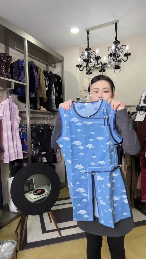 斜肩款【希贵蒙古袍】20号祥云刺绣蓝色马甲蒙古袍 110斤以内去穿