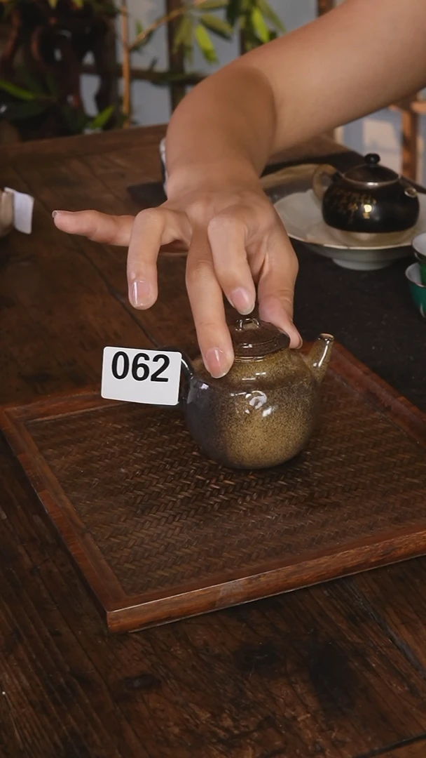 茶褐色小壶..062