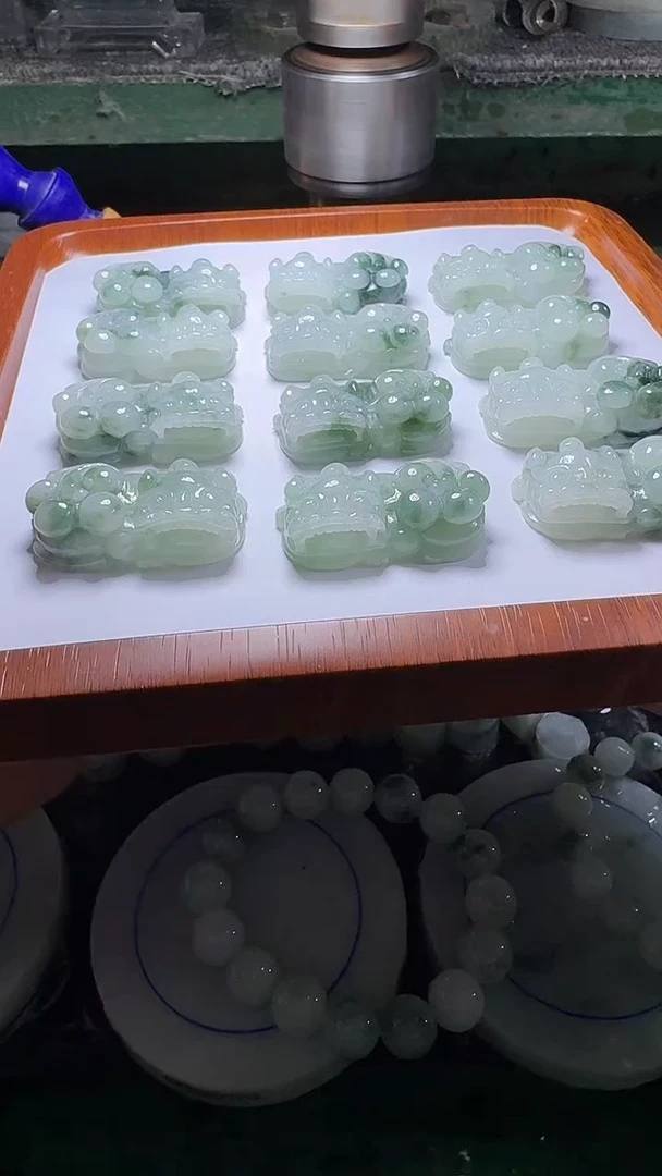 翡翠未镶嵌颈饰飘花大貔貅多样性发一件