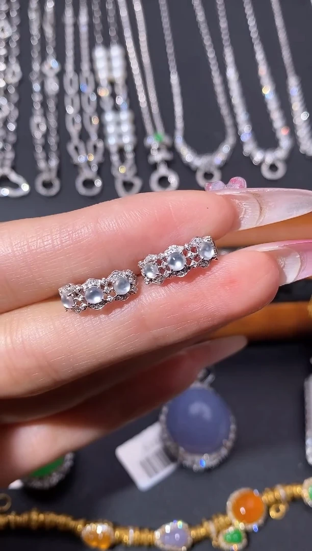 颈饰18K金镶嵌翡翠耳饰