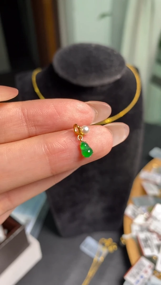 颈饰18K金镶嵌翡翠吊坠