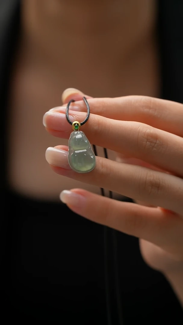 颈饰18K金镶嵌翡翠葫芦