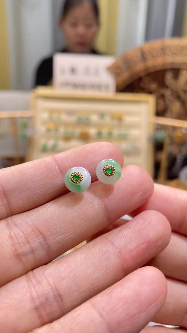 颈饰18K金镶嵌翡翠平安扣一对耳钉