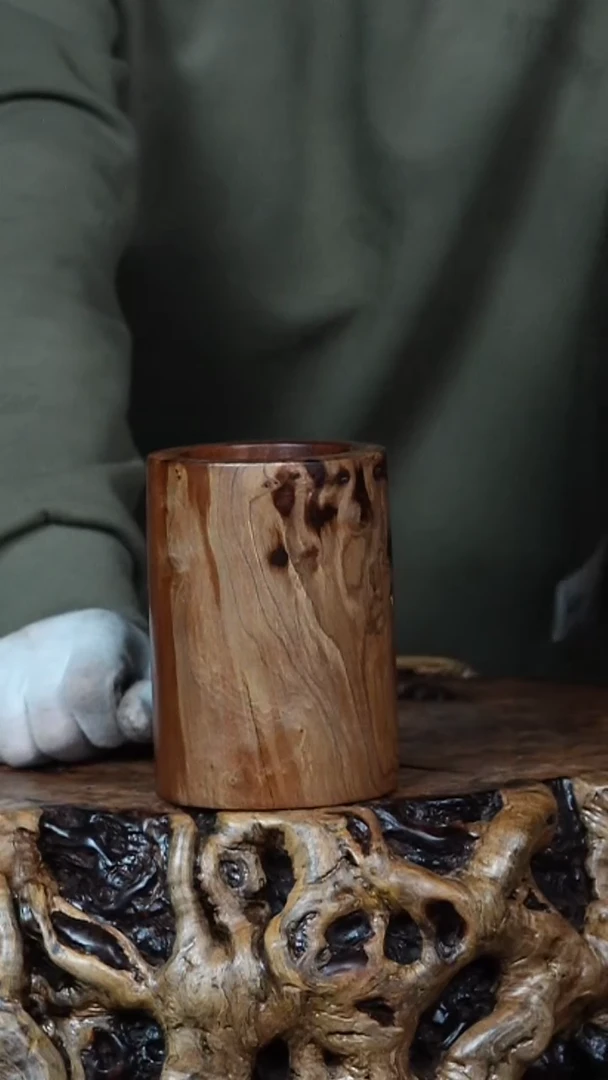 枣木百年鸡心枣木笔筒