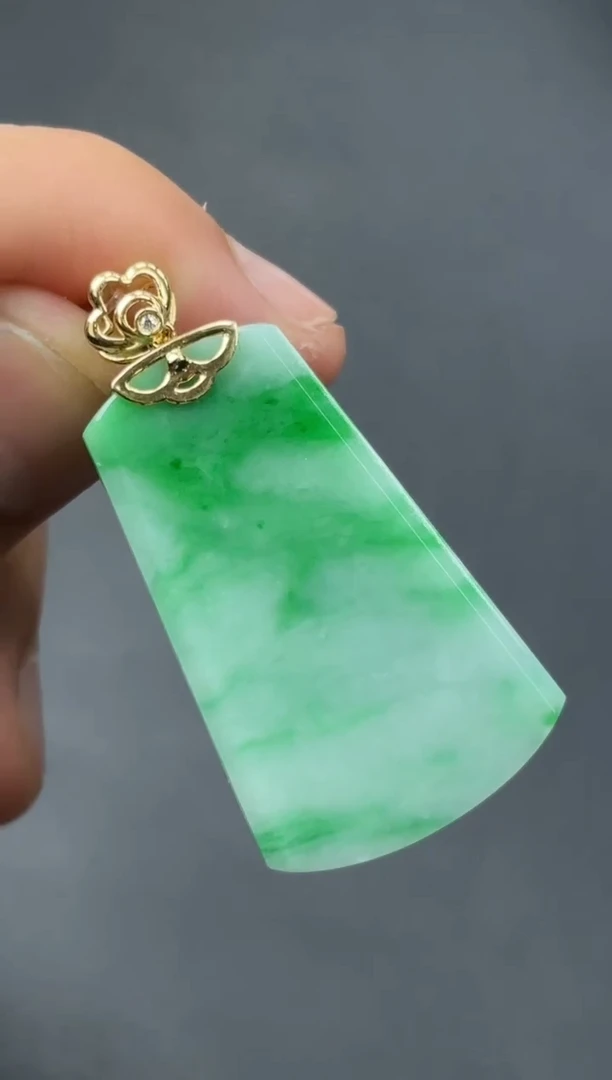 颈饰18K金镶嵌翡翠无事牌