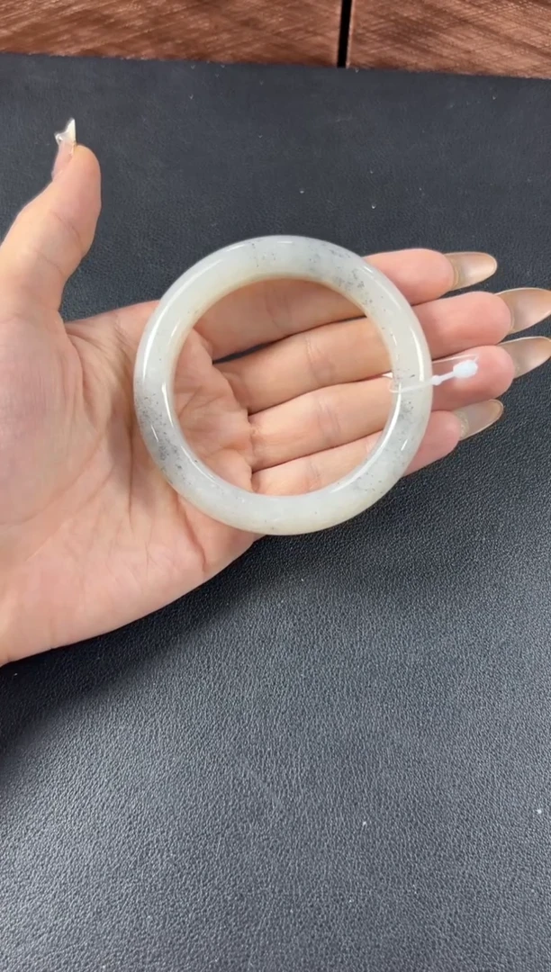 和田玉手镯未镶嵌黑山微色差55手镯ML