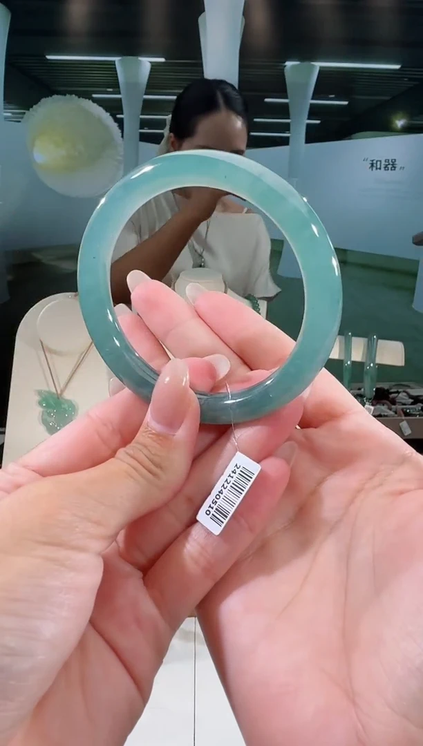 翡翠手镯未镶嵌56圈