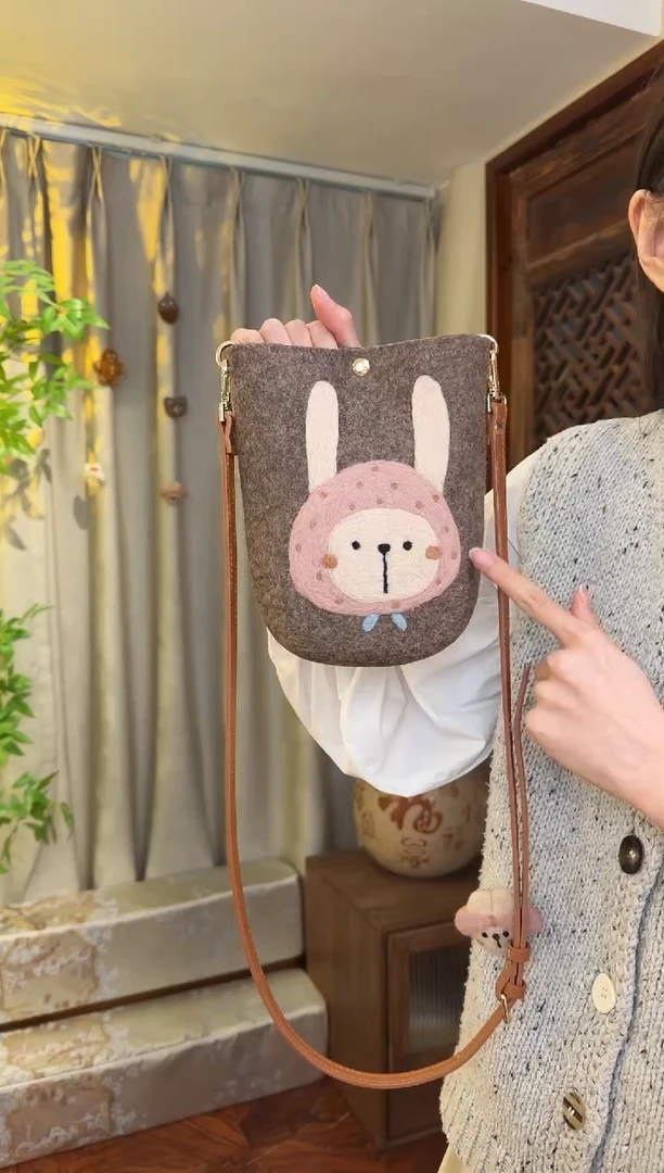 羊毛非遗羊毛毡包 手机包兔子