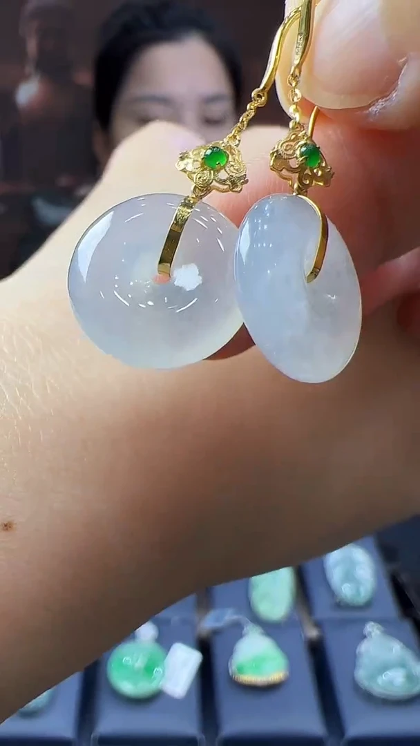 18K金镶嵌挂件翡翠耳钩