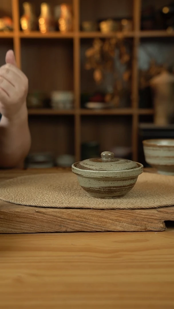 岁月风情系列的带盖子的小炖盅1个