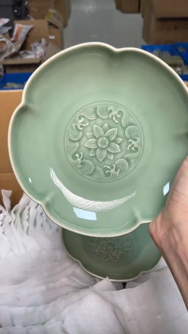陶瓷青瓷海浪纹花口盘